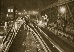 Reparatie van een treinspoor, Charing Cross brug door English Photographer